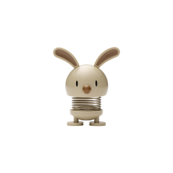 Hoptimist Bunny – lattefarvet pskehare med fjeder, H9 cm