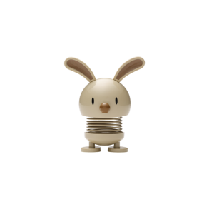 Hoptimist Bunny – lattefarvet pskehare med fjeder, H9 cm