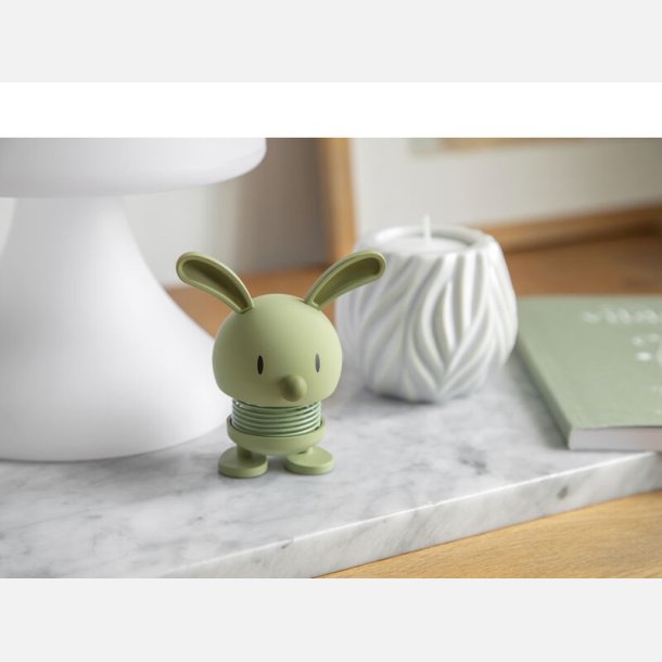 Hoptimist Soft Bunny – olivenfarvet pskehare med charme
