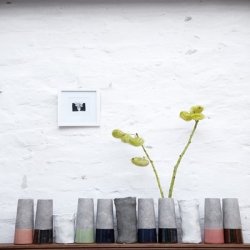 House Doctor vase med r� overflade og gyldne detaljer