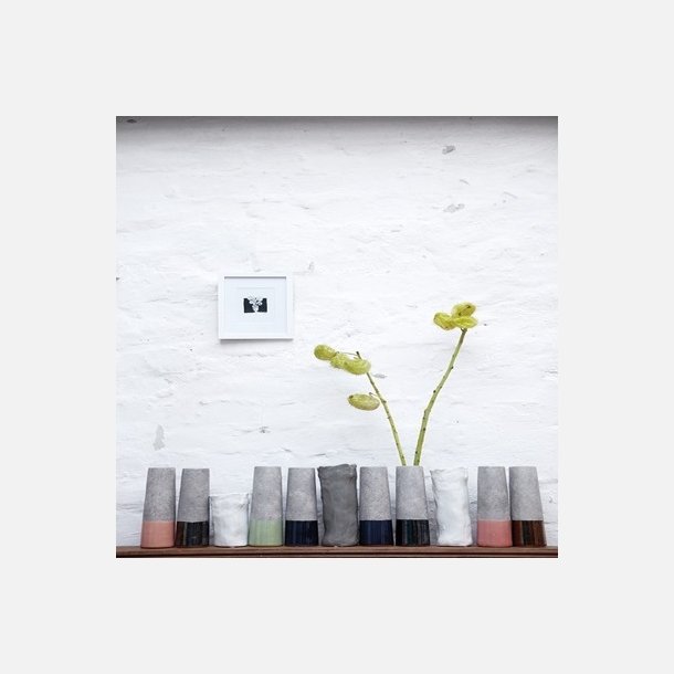 House Doctor vase med r� overflade og gyldne detaljer