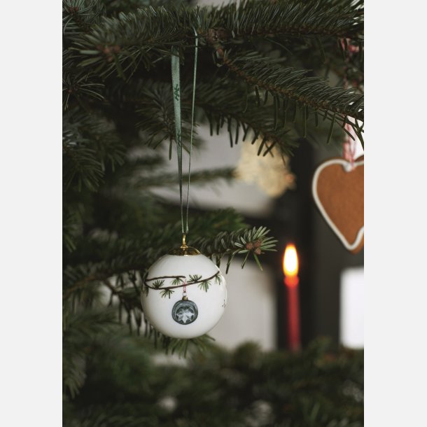 Hvid Khler julekugle med dekoration