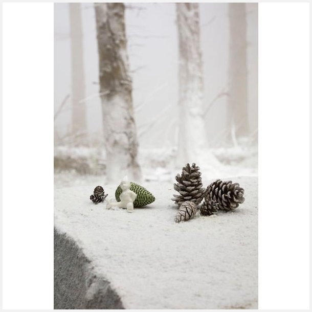 Khler julepynt Juleglde – juledreng med juletr, hndlavet porcelnsfigur inspireret af gamle julefortllinger