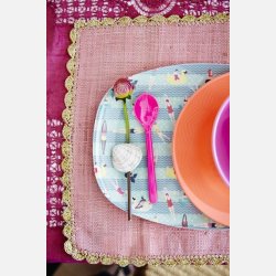 Aflang melamintallerken fra RICE – 23 x 16 cm med tekst langs kanten