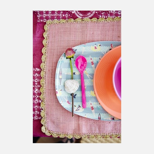 Aflang melamintallerken fra RICE – 23 x 16 cm med tekst langs kanten