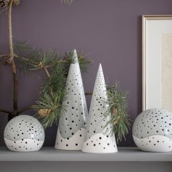 Smukt Khler Nobili juletr, gr/hvid keramik, moderne fortolkning af det klassiske juletr, ideelt til hyggelig og stilfuld juleindretning