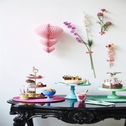 Serveringsfad med “HIP HIP HOORAY” og flag – perfekt til lagkage