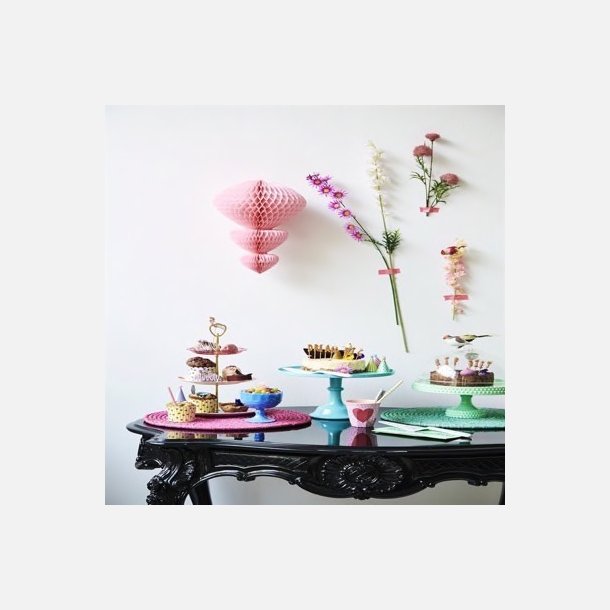 Serveringsfad med “HIP HIP HOORAY” og flag – perfekt til lagkage