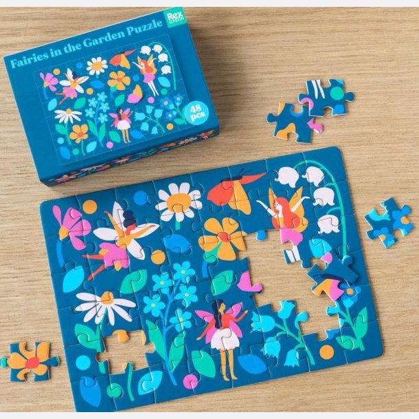 Eventyrligt motiv med feer i blomsterhave