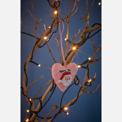 Unikt julepynt fra RICE – lyserdt hjerte med stemning og historie